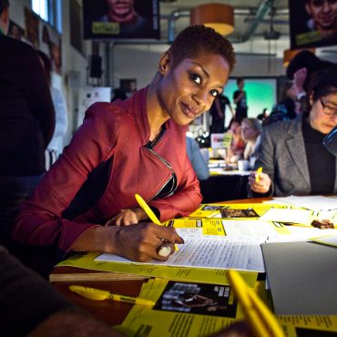 Frau am Schreibtisch als Symbolbild für die Teilnahme am Briefmarathon von Amnesty